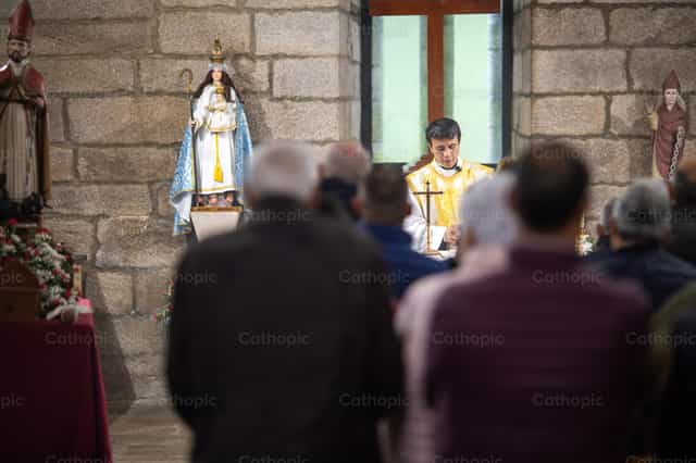 Sacerdote rezando en la Ascensión - Banco de imágenes católicas
