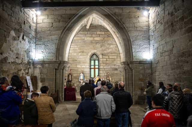 Fieles en pequeña capilla rural - Banco de imágenes católicas - Fotografía por Yandry Fernández Perdomo