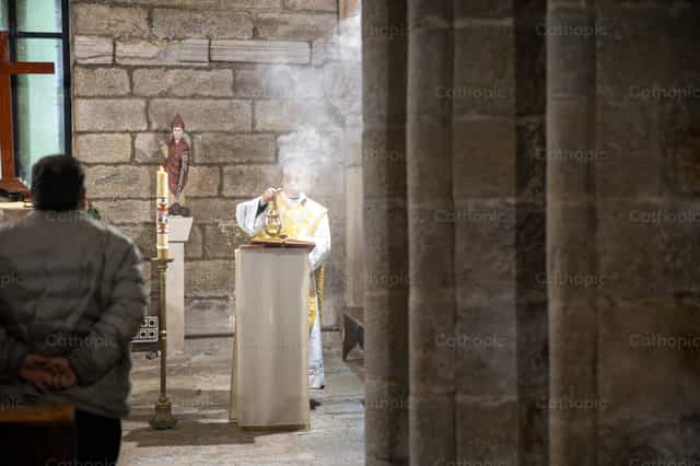 Sacerdote inciensa el Evangeliario - Banco de imágenes católicas - Fotografía por Yandry Fernández Perdomo