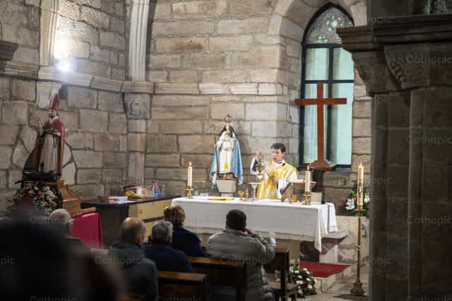Sacerdote inciensa el altar - Banco de imágenes católicas - Fotografía por Yandry Fernández Perdomo