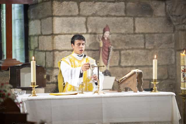 Sacerdote com Cristo - Imagens católicas de stock - Foto de Yandry Fernández Perdomo
