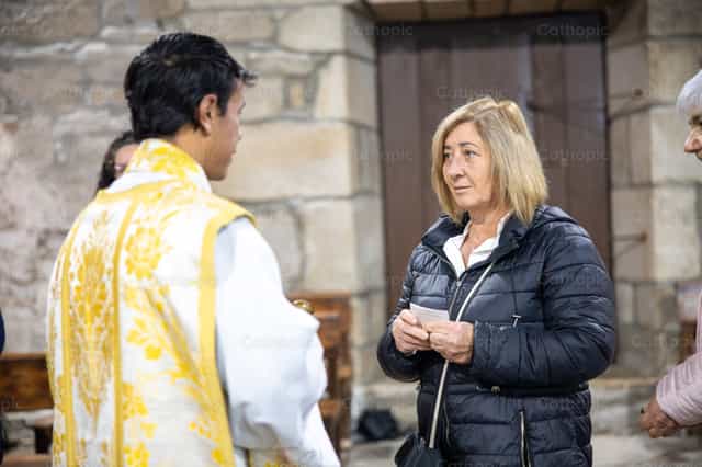 Sacerdote conversa con fieles - Banco de imágenes católicas