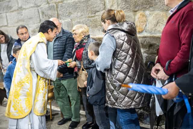 Sacerdote conversa con fieles - Banco de imágenes católicas - Fotografía por Yandry Fernández Perdomo