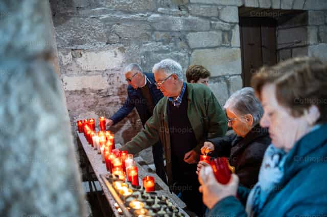 Fieles colocando velas - Banco de imágenes católicas - Fotografía por Yandry Fernández Perdomo