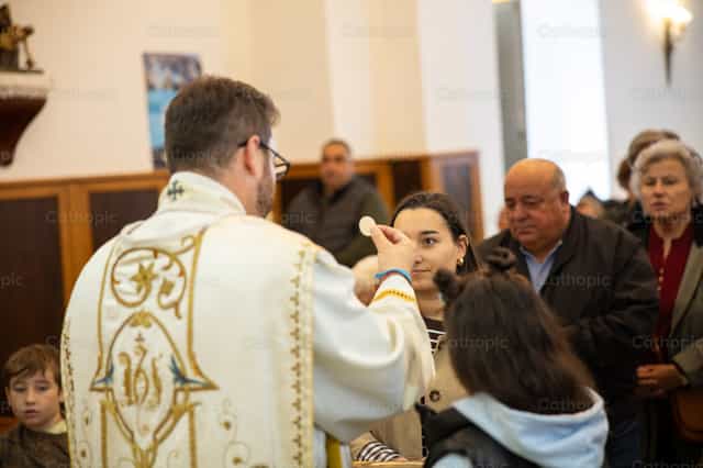 Le prêtre distribue l’Eucharistie - Images catholiques de stock - Photo de Yandry Fernández Perdomo