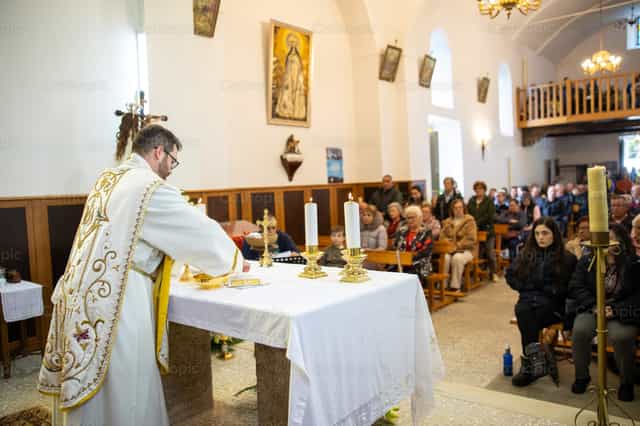 Sacerdote prepara los dones - Banco de imágenes católicas - Fotografía por Yandry Fernández Perdomo