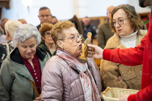 Fieles besan la imagen de la Virgen - Banco de imágenes católicas - Fotografía por Yandry Fernández Perdomo