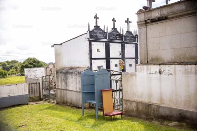 Confessionale in un cimitero - Immagini stock cattoliche