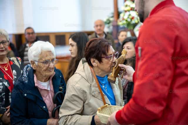 Fieles besan la Virgen de Saavedra - Banco de imágenes católicas - Fotografía por Yandry Fernández Perdomo