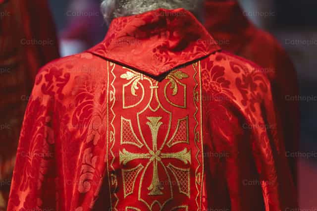 Casulla Roja: Detalle Litúrgico y Pasión - Banco de imágenes católicas - Fotografía por Diócesis de Córdoba