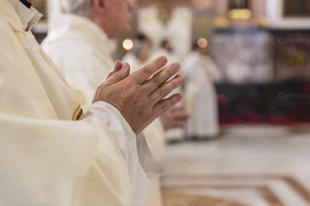 Manos Orantes: La Plegaria del Sacerdote - Banco de imágenes católicas - Fotografía por Diócesis de Córdoba