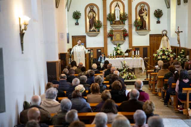 Misa rural en capilla de Lugo España - Banco de imágenes católicas - Fotografía por Yandry Fernández Perdomo