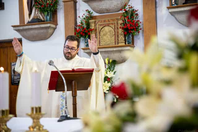 Sacerdote bendice al final de la misa - Banco de imágenes católicas - Fotografía por Yandry Fernández Perdomo