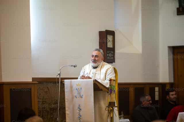 Sacerdote predica la homilía durante la misa - Banco de imágenes católicas - Fotografía por Yandry Fernández Perdomo