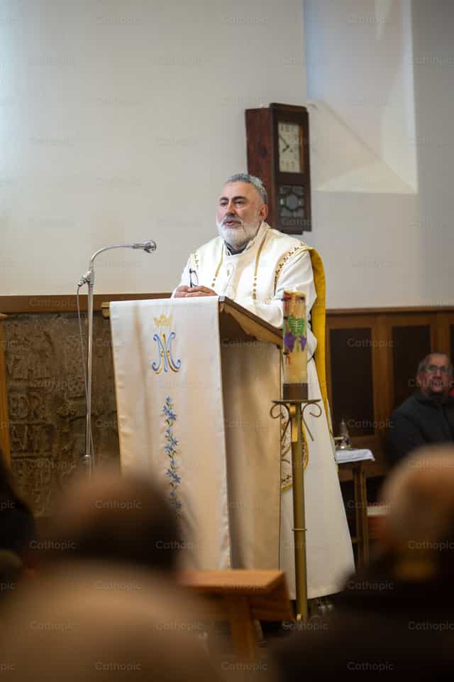Il sacerdote predica durante la Messa - Immagini stock cattoliche - Foto di Yandry Fernández Perdomo
