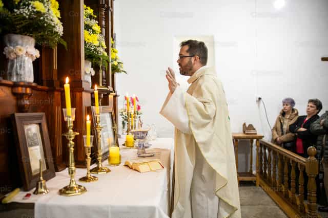 Sacerdote celebra una misa tradicional católica de - Banco de imágenes católicas - Fotografía por Yandry Fernández Perdomo