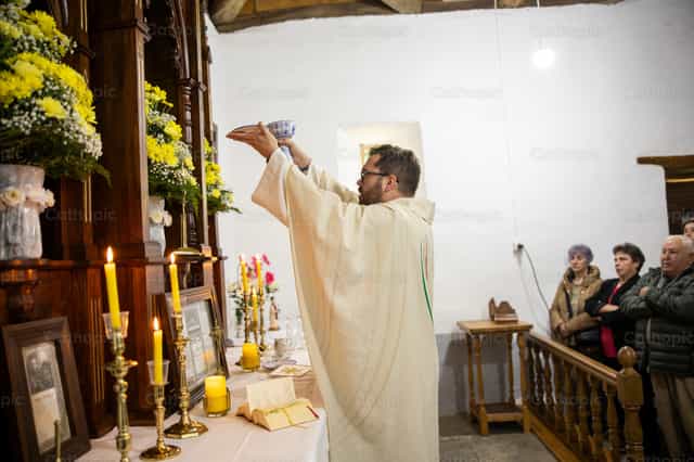 Sacerdote celebra una misa tradicional católica - Banco de imágenes católicas - Fotografía por Yandry Fernández Perdomo