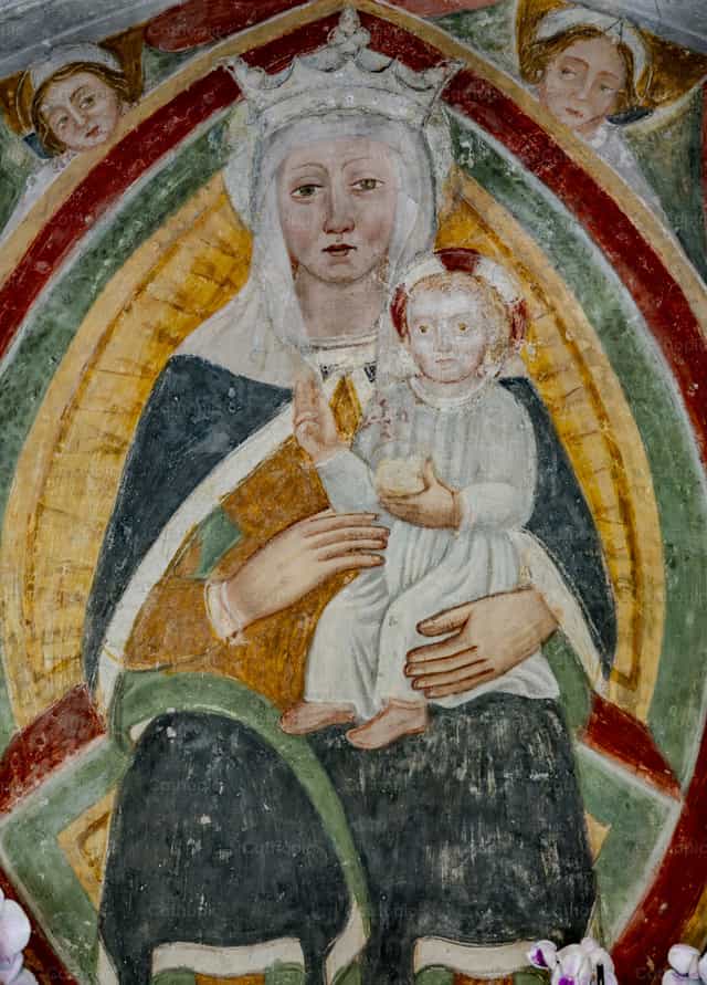 María sosteniendo al niño Jesús en sus brazos - Banco de imágenes católicas - Fotografía por Joan Sutter
