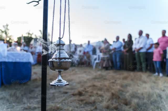 Oración en el Camino: Incienso en una misa - Banco de imágenes católicas - Fotografía por Diócesis de Córdoba