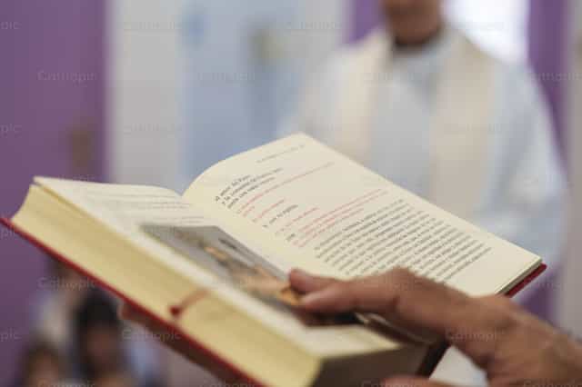 El Ritual: Palabras de Bendición y Fe - Banco de imágenes católicas