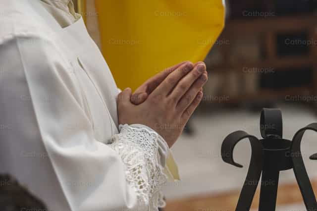 Oración y Servicio: El Corazón del Acólito - Banco de imágenes católicas