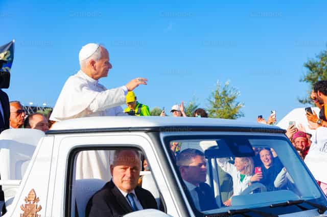 La cercanía del Papa León XIV - Banco de imágenes católicas - Fotografía por Miguel White