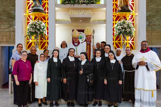 Bispos com a comunidade religiosa - Imagens católicas de stock