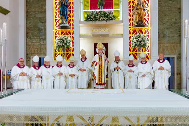 Nuncio, Arzobispo y Obispos en el altar mayor - Banco de imágenes católicas - Fotografía por Miguel White