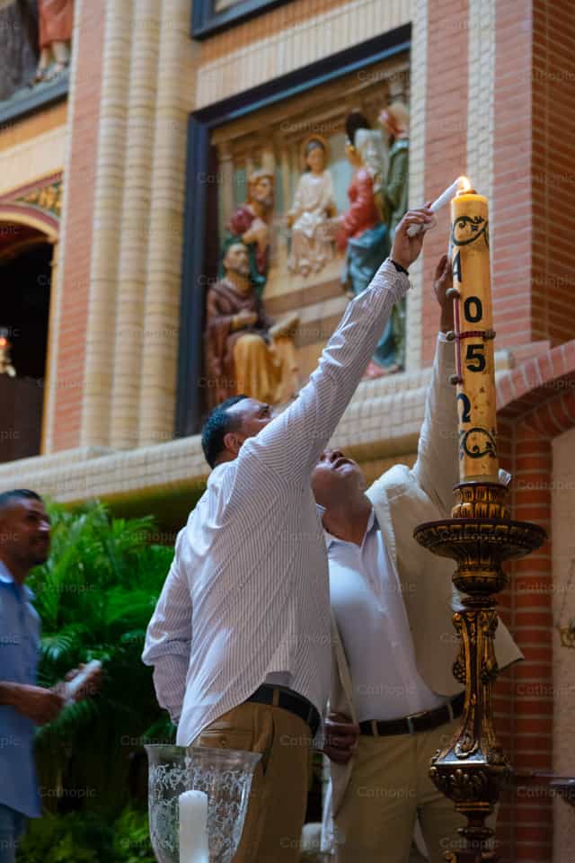 La luz de Cristo en el Cirio Pascual - Banco de imágenes católicas