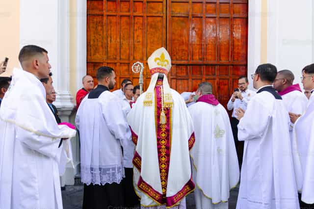 Rito de entrada para abrir la Santa Catedral - Banco de imágenes católicas - Fotografía por Miguel White