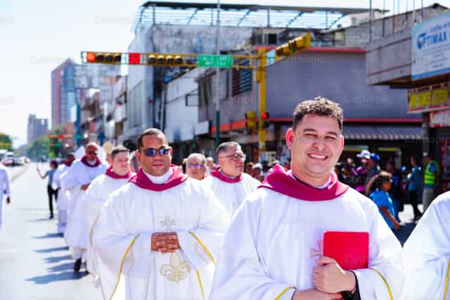 Sacerdote sonriendo en la Procesión de Entrada - Banco de imágenes católicas