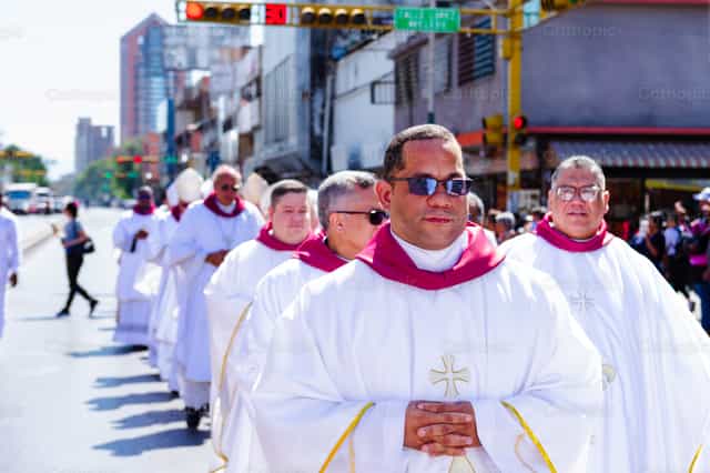 Un sacerdote che cammina nella processione d’ingresso - Immagini stock cattoliche - Foto di Miguel White