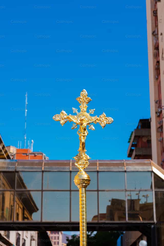 Cruz dorada procesional - Banco de imágenes católicas - Fotografía por Miguel White