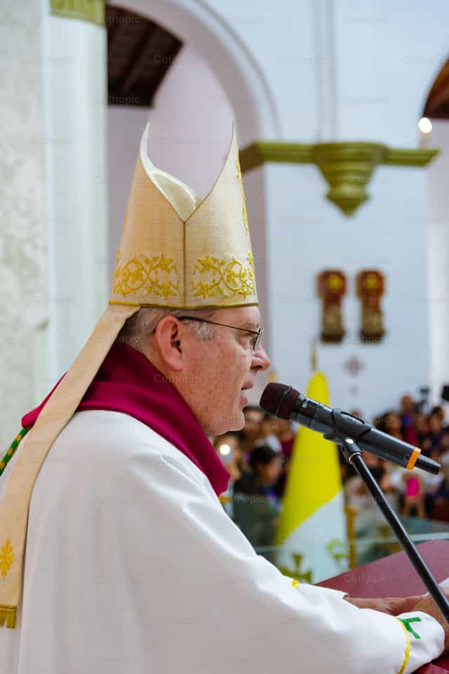Predicación por parte del nuncio apostólico - Banco de imágenes católicas - Fotografía por Miguel White