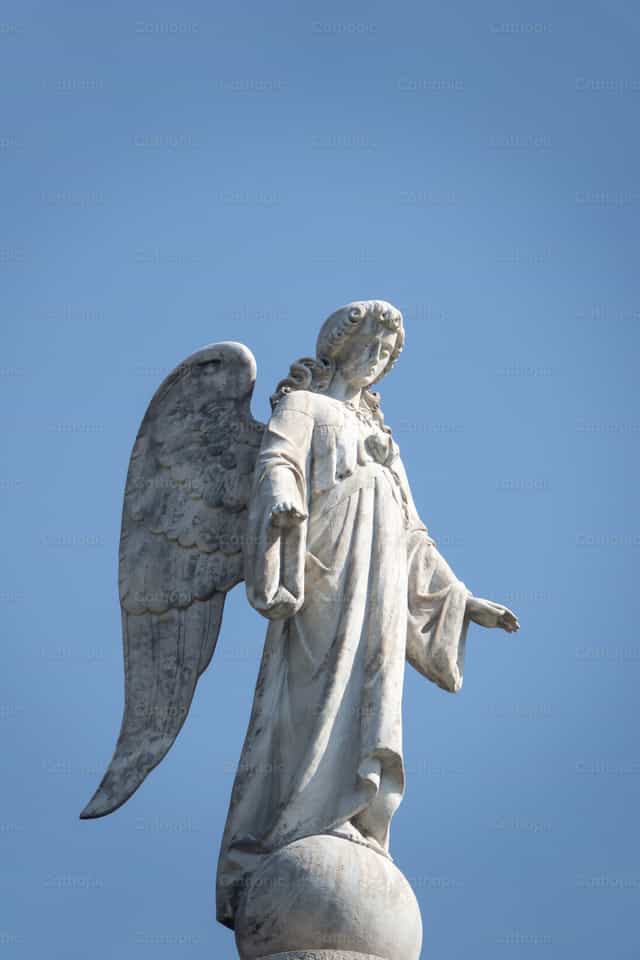 Un ángel en lo alto de la torre - Banco de imágenes católicas - Fotografía por Joan Sutter