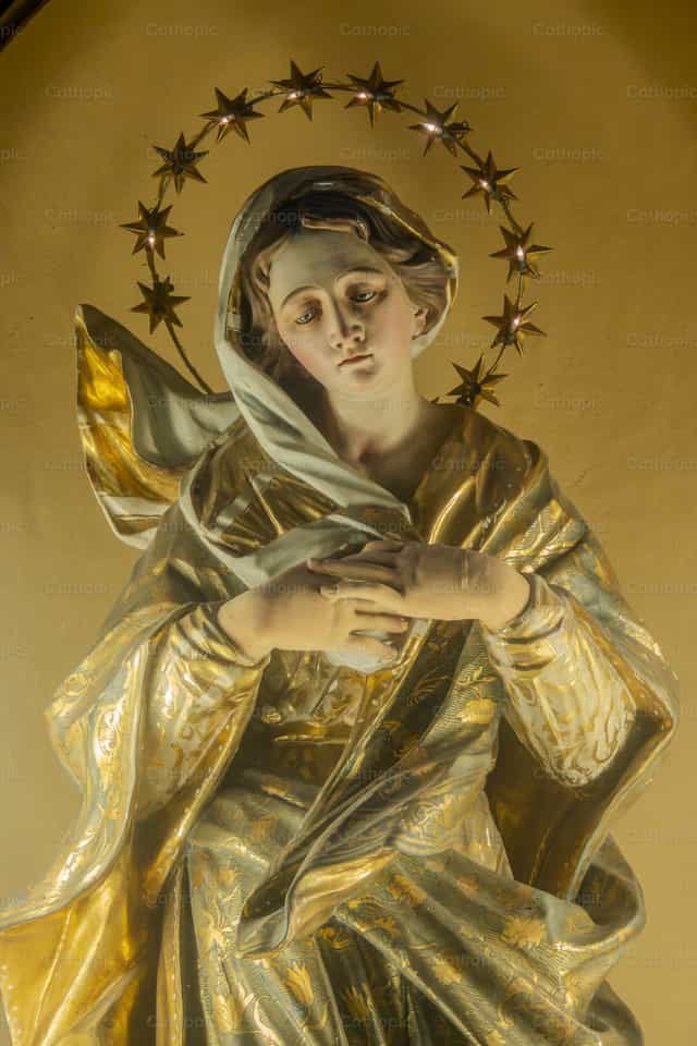 Estatua de la Santísima Virgen María - Banco de imágenes católicas - Fotografía por Joan Sutter