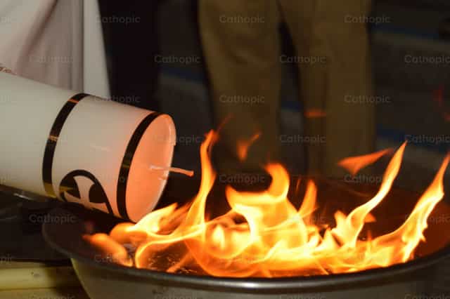 Easter candle lit from the liturgical fire - Catholic stock images - Photo by Jose Conejo Saenz