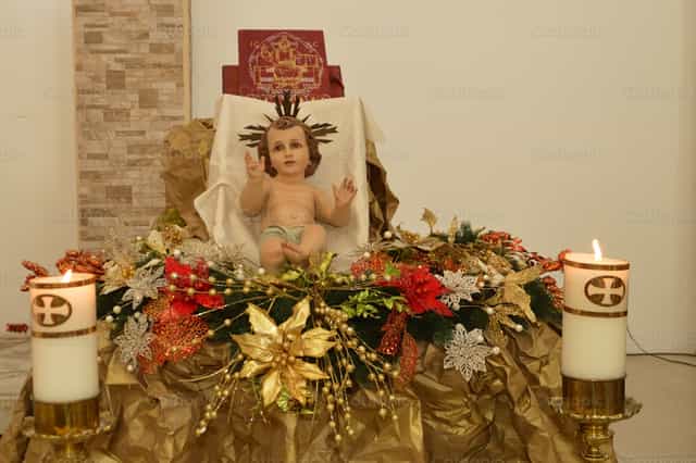 Bebê Jesus em um altar decorado para o Natal - Imagens católicas de stock