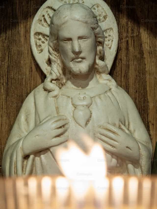 Sagrado Corazon de Jesus con vela encendida - Banco de imágenes católicas - Fotografía por Pitangus Alfonso Asensio