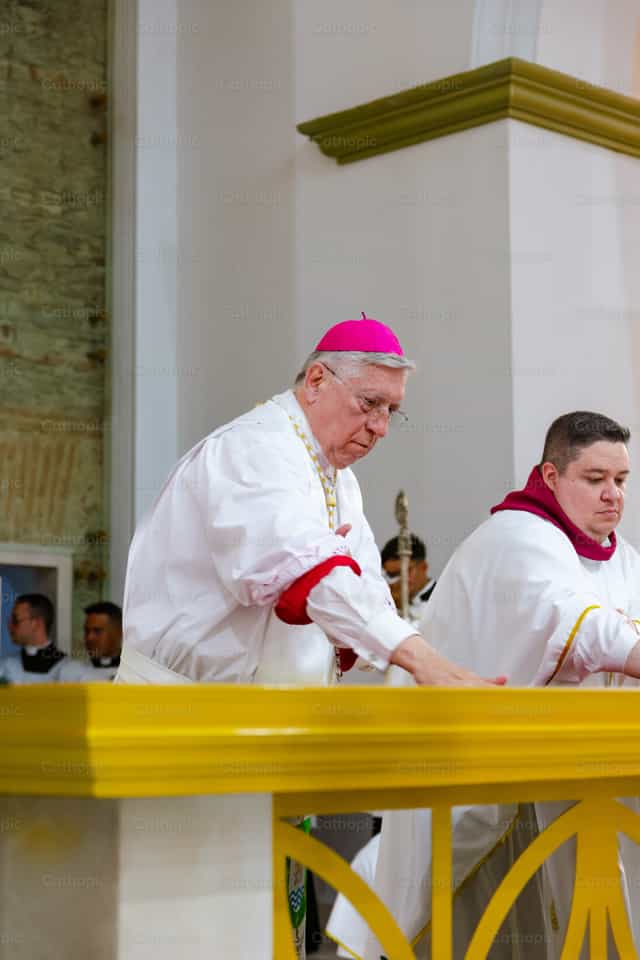 Rito solemne Dedicación del Altar por Obispo - Banco de imágenes católicas - Fotografía por Miguel White