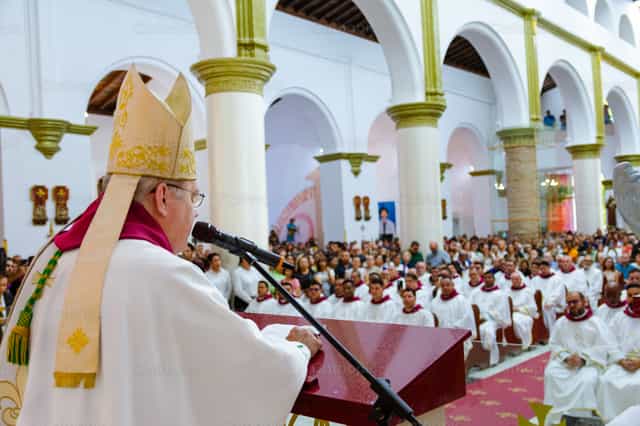 Palabra de Dios por parte del Nuncio Apostólico - Banco de imágenes católicas - Fotografía por Miguel White