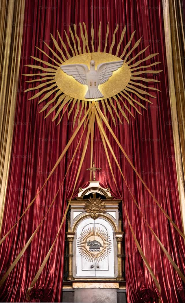 Sagrario bajo la representación del Espíritu Santo - Banco de imágenes católicas - Fotografía por Carolina BR