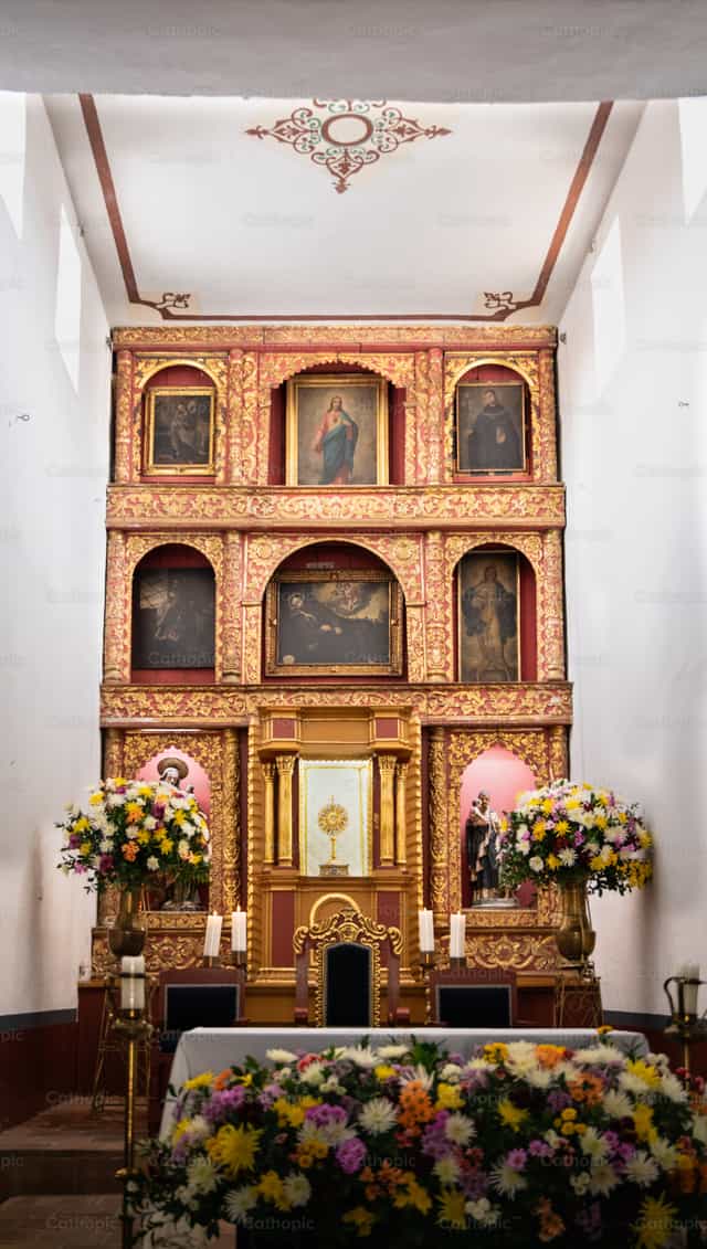 Retablo mayor con altar floral - Banco de imágenes católicas - Fotografía por Carolina BR