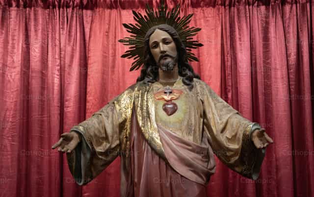 Sagrado Corazón de Jesús con brazos abiertos - Banco de imágenes católicas - Fotografía por Carolina BR
