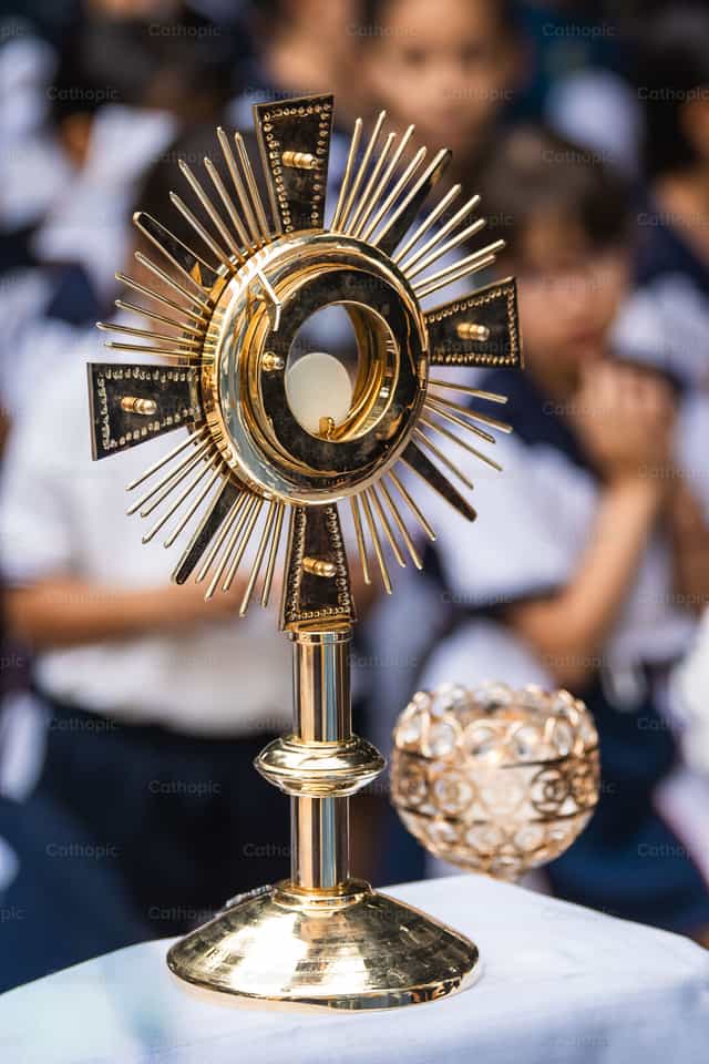 Adoración eucarística - Banco de imágenes católicas - Fotografía por Ulises Vargas Loreto