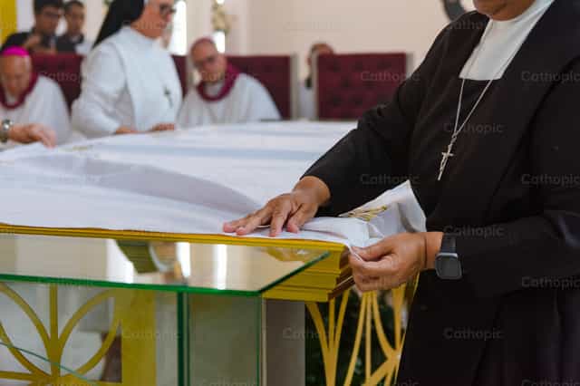 Decoration of the High Altar by volunteers - Catholic stock images - Photo by Miguel White