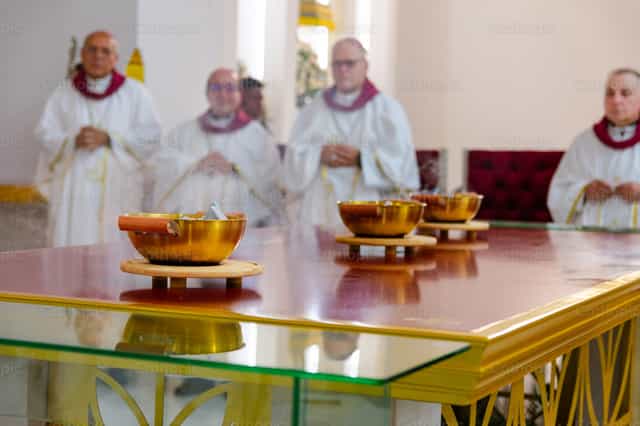 Colocación de incienso en el Altar Mayor - Banco de imágenes católicas - Fotografía por Miguel White