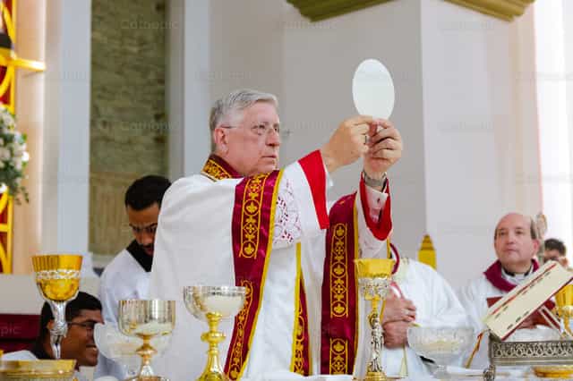 Jesús vivo y presente en el Altar - Banco de imágenes católicas