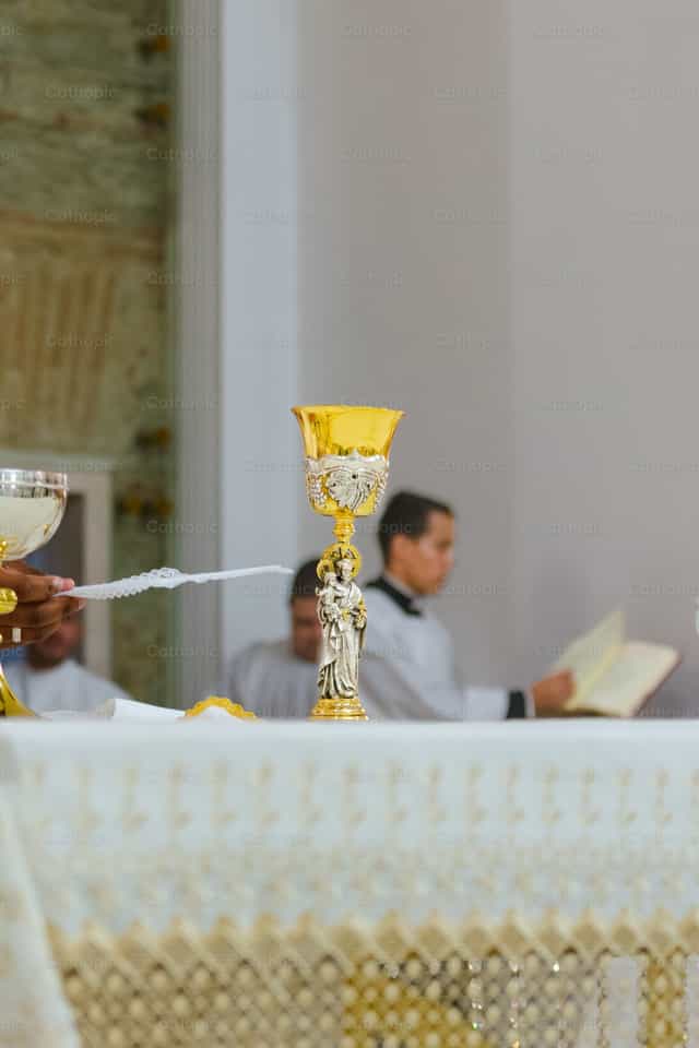 Ein goldener Kelch, dem heiligen Josef mit dem Jesuskind geweiht - Katholische Stockfotos