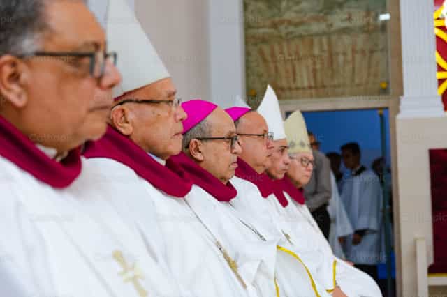 Rostros de oración de Obispos en la eucaristía - Banco de imágenes católicas